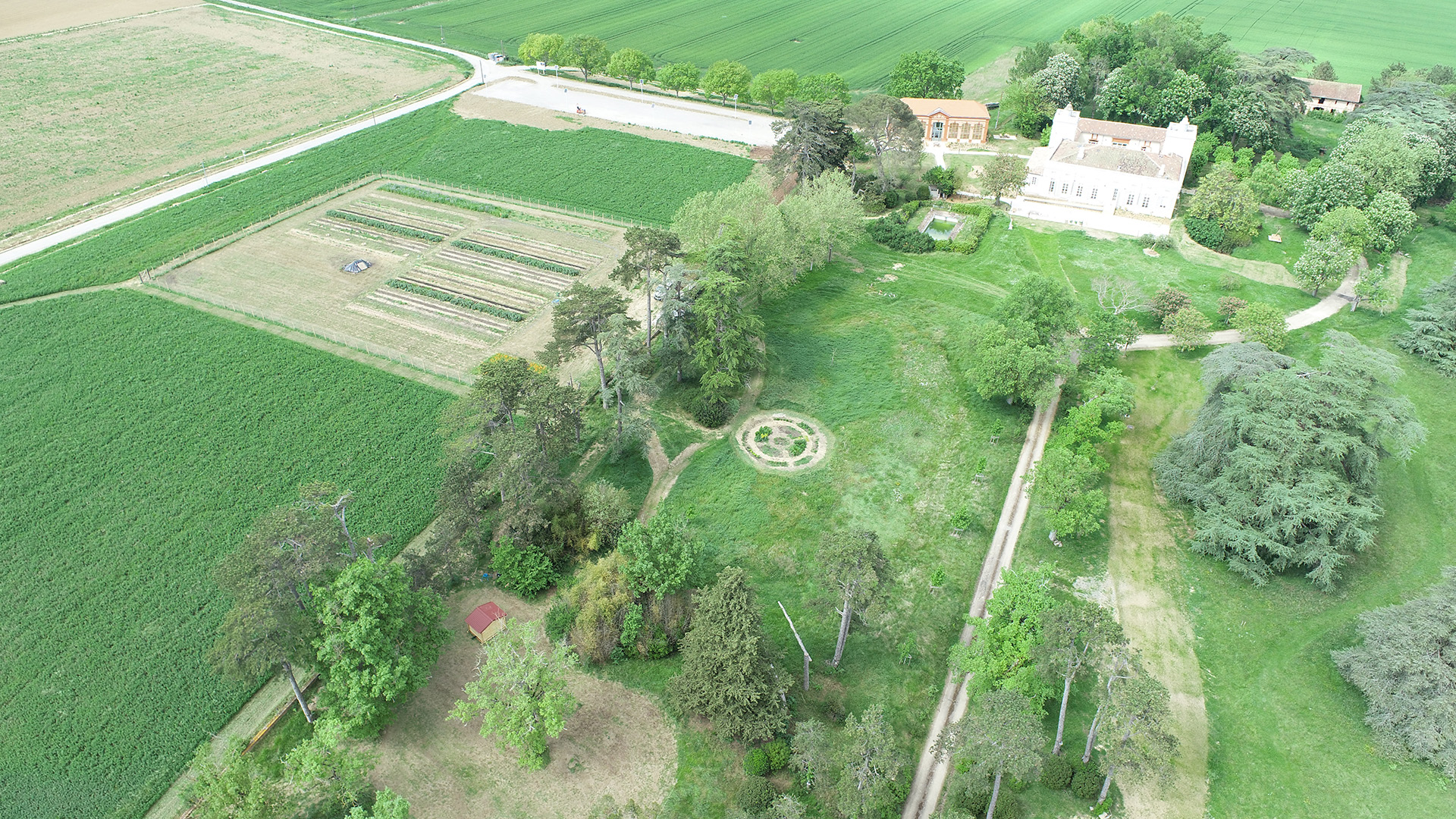 vue du dessus d'un jardin partagé